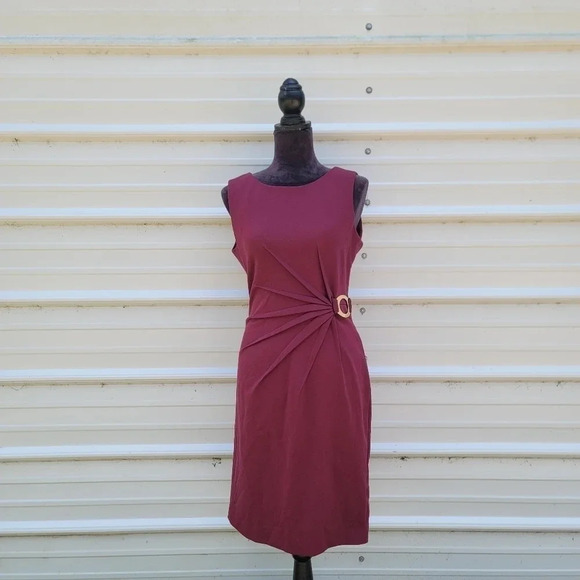 CALVIN KLEIN Womens Burgundy Sleeveless Sheath Dress Gold Accent Business Sz 10 - Picture 1 of 11